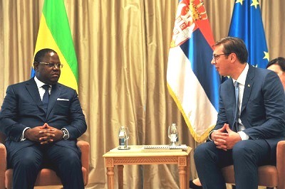 Le chef du gouvernement Emmanuel Issoze Ngondet à l'investiture du nouveau Président Serbe. Image de l'entretien entre les deux hommes. 