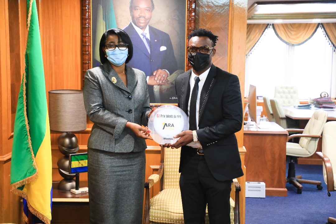 L’humoriste Gabonais Manitou reçu en audience : le Prix RFI Talents du rire 2021 présenté au Premier Ministre